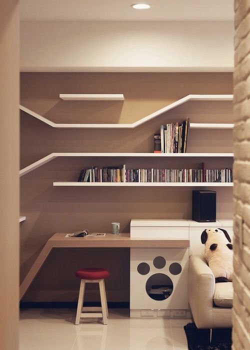Cama para el gato bajo la estantería
