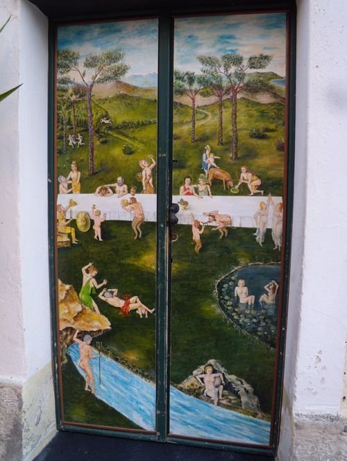 Puerta en Valloria: "Il dopo pranzo degli dei" de Filippo Liuzzi