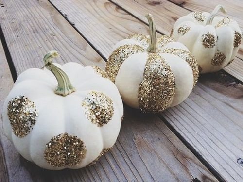 B2. Decoración de Halloween con calabazas blancas