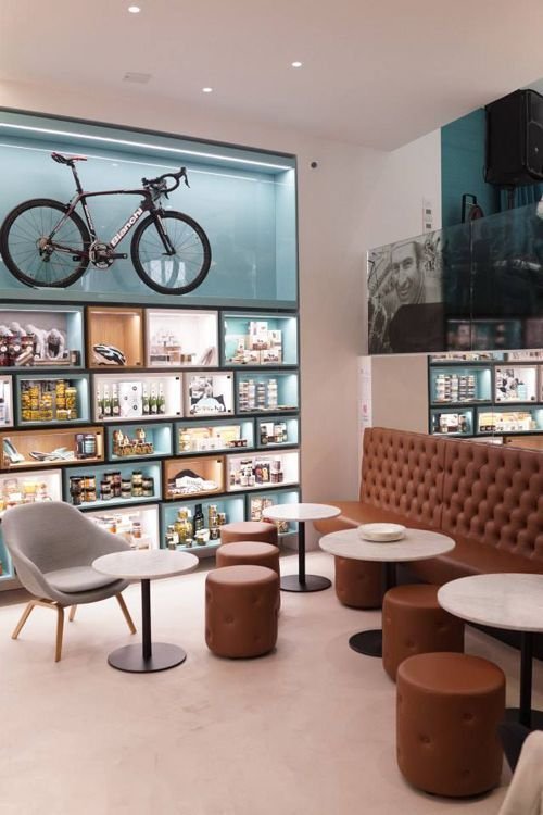 Área cafetería Bianchi Café & Cycles en Milán