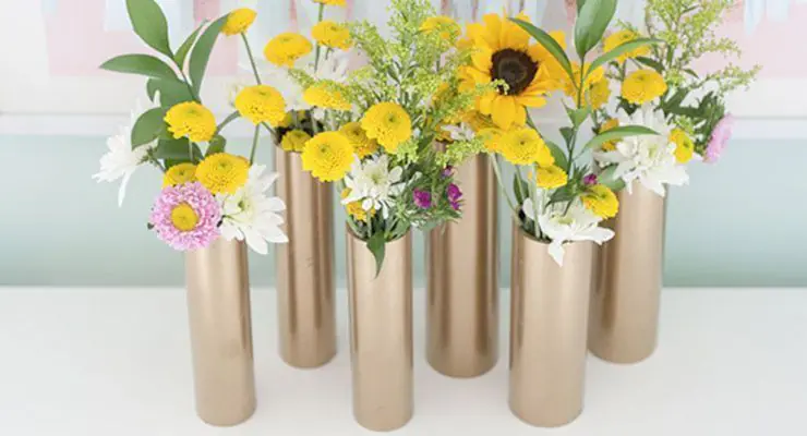 Floreros metalizados con tubos de PVC, DIY 