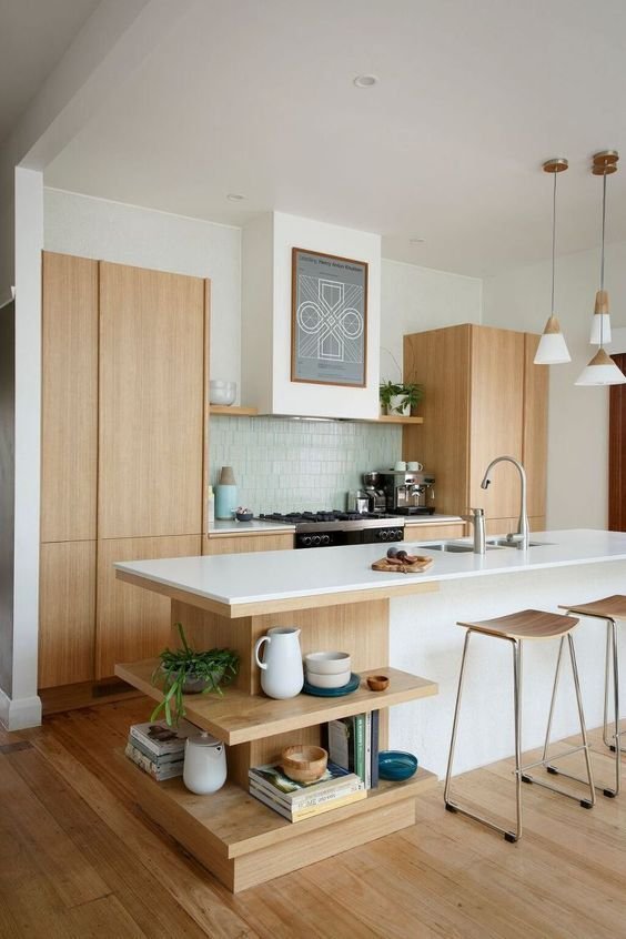 Cocina moderna en madera y blanco + verde agua