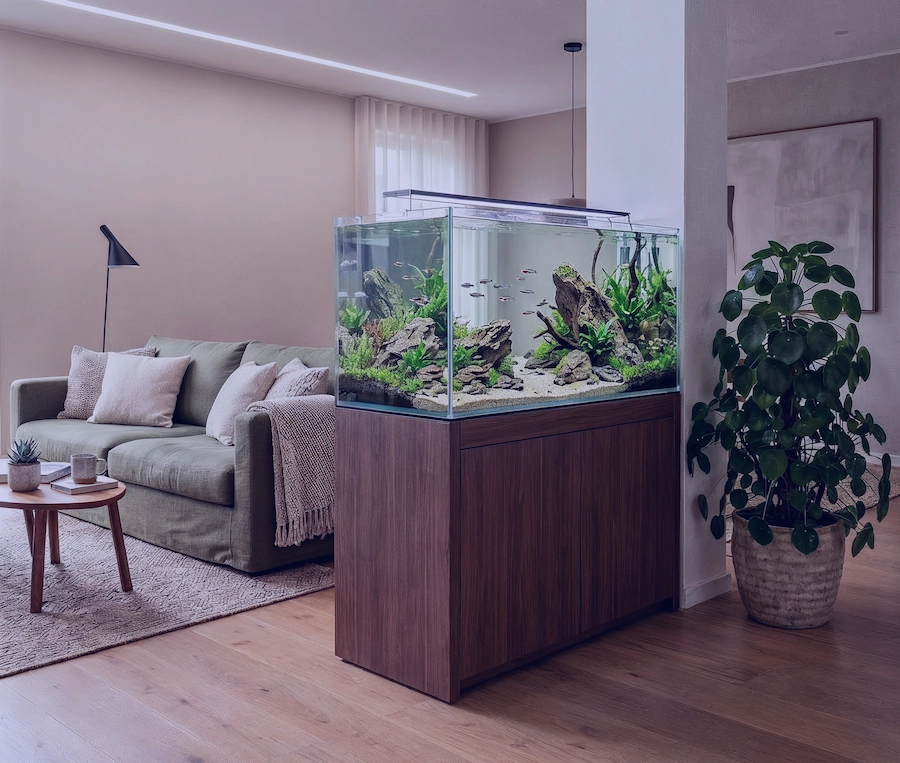 Un acuario XXL en el salón es un oasis de inspiración en el hogar.